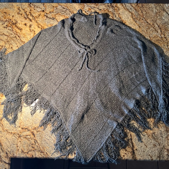 BELLA BERRY AGRAY NITTED PONCHO - Picture 6 of 7